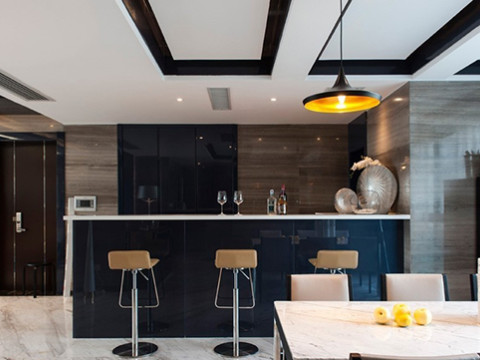 餐廳 半開(kāi)放式的廚房增加了家人間的互動(dòng)與交流，加強(qiáng)彼此間的情感交流。