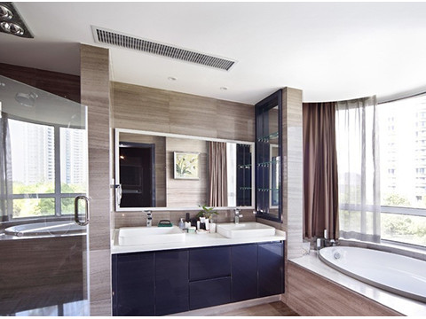 衛(wèi)生間 衛(wèi)生間采用與公共空間一樣的木紋石從墻面順勢(shì)鋪貼到地面，整個(gè)空間干凈利落，協(xié)調(diào)統(tǒng)一。黑色的烤漆板洗手臺(tái)盆恰到好處的點(diǎn)綴了空間。嵌入式的玻璃隔板和背板既人性化又增大了空間。